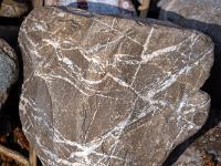 Brauner Stein mit wirrer weißen Maserung